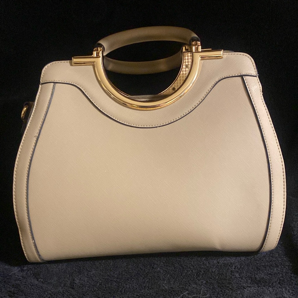 Beautiful Beige Purse Previously Owned Beautiful Beige Purse Previously Owned